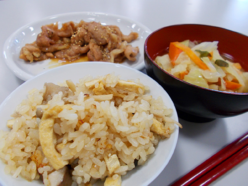 合同調理：豚肉のはちみつ炒め、きのこの炊き込みご飯、野菜たっぷり味噌汁